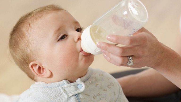 Có nên trộn sữa non với sữa mẹ hoặc sữa công thức không