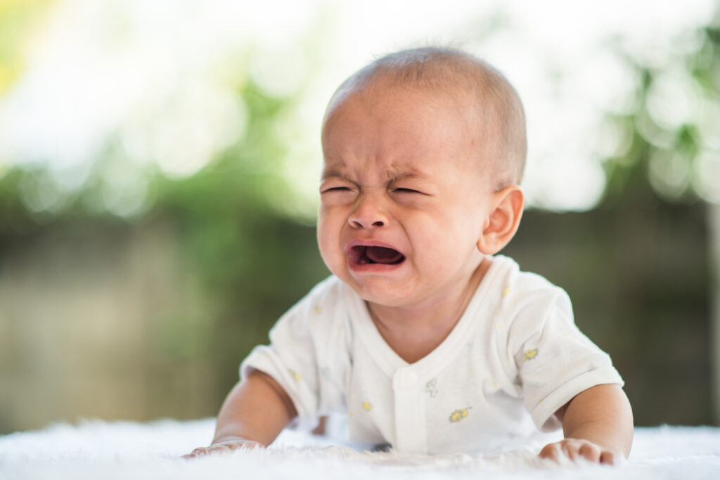 Ba mẹ cần làm gì khi trẻ sơ sinh khóc
