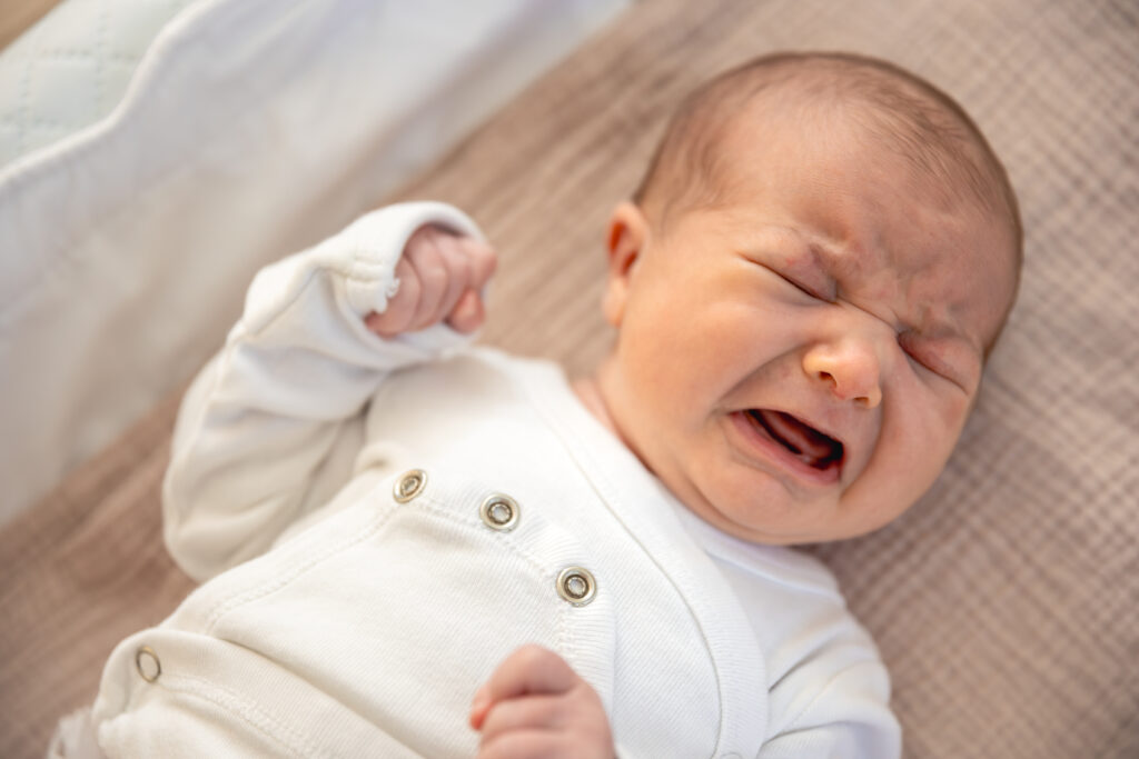 Ba mẹ cần làm gì khi trẻ sơ sinh khóc