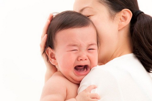 Ba mẹ cần làm gì khi trẻ sơ sinh khóc
