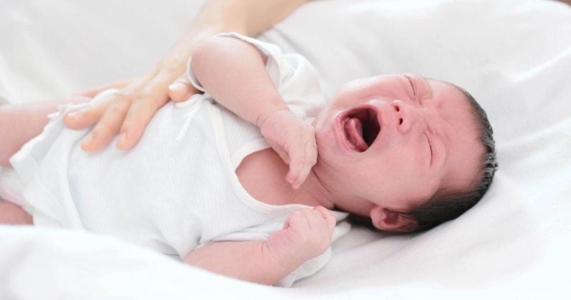 Ba mẹ cần làm gì khi trẻ sơ sinh khóc