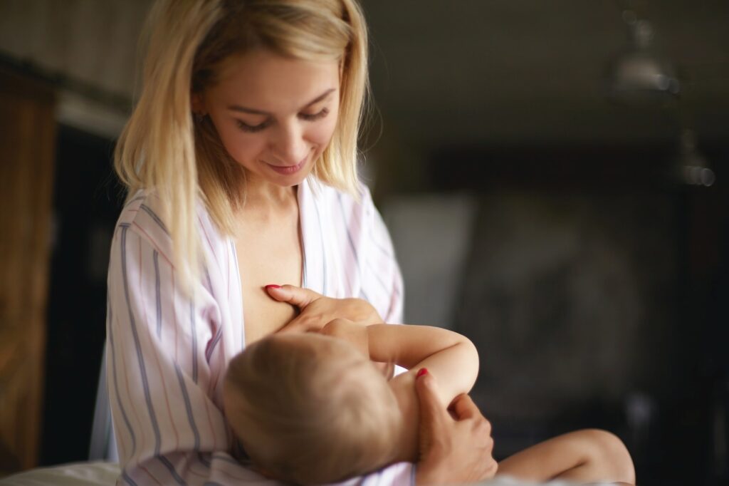 Cho con bú có lợi cho hệ thống miễn dịch của bé