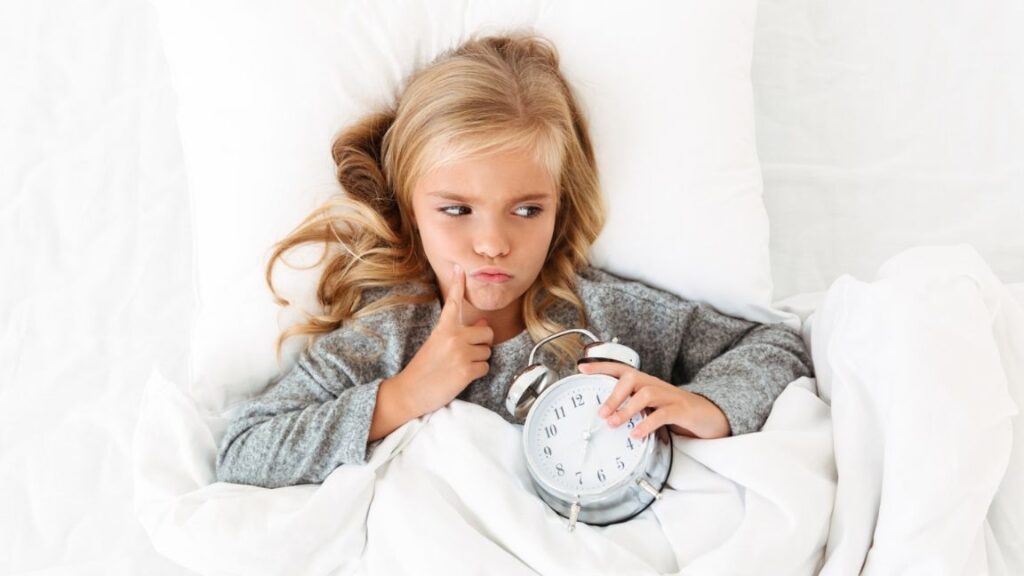 Trẻ khó ngủ vào ban đêm. 8 mẹo ba mẹ có thể giúp con ngủ ngon hơn.